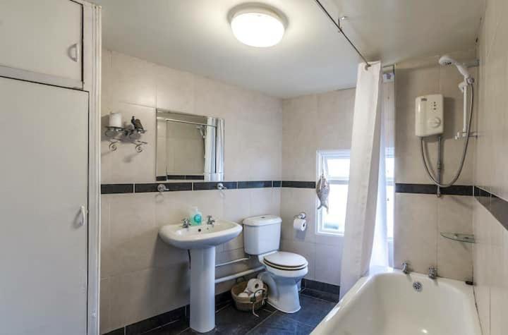 Manorbier Castle Inn Sunset Room ภายนอก รูปภาพ
